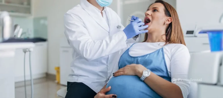 Embarazada realizando revisión en el dentista por gingivitis gestacional
