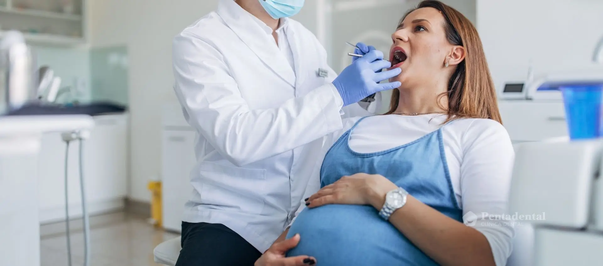 Embarazada realizando revisión en el dentista por gingivitis gestacional