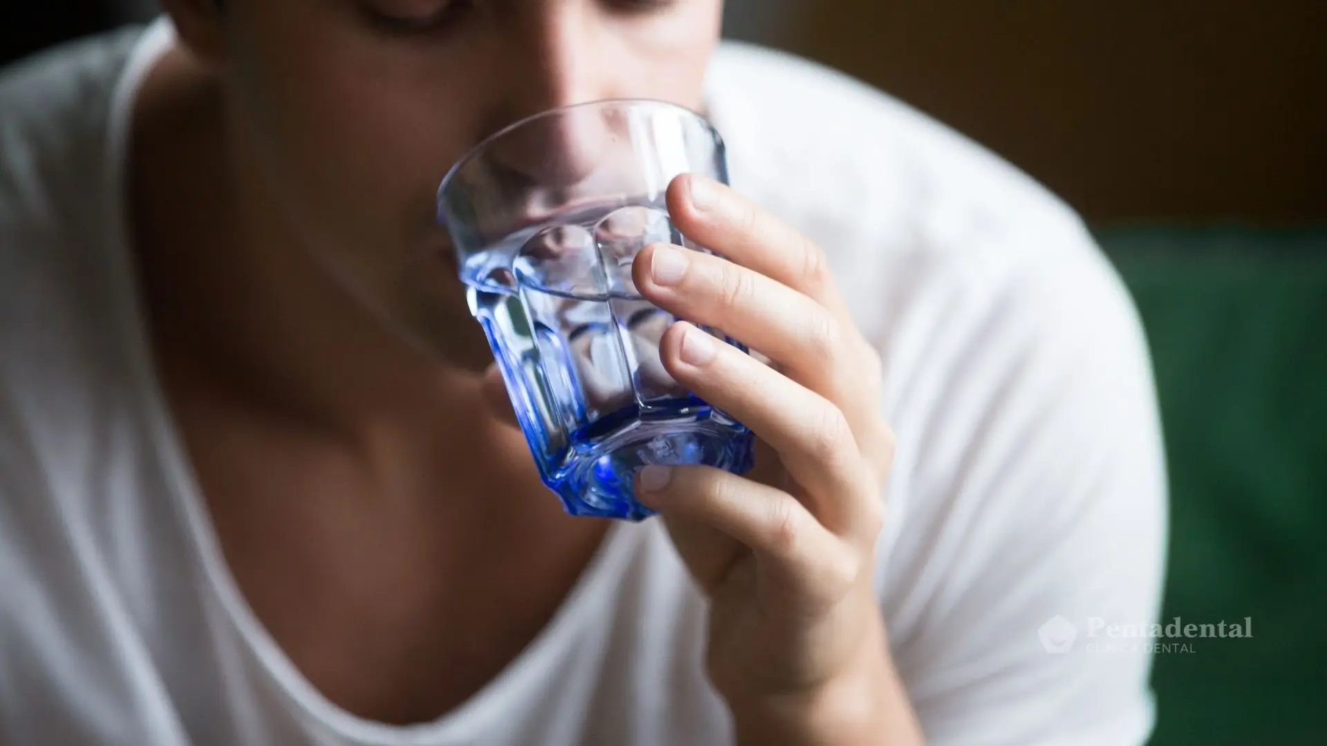 Persona con boca seca bebiendo agua