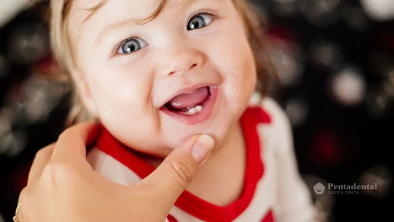 Bebé con primeros dientes comprobando si tiene caries del biberón